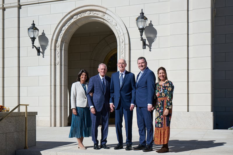 Le président Henry B. Eyring se tient devant le temple de Montpelier (Idaho) entre les soixante-dix Autorités générales frère Steven R. Bangerter, à gauche, et frère Ricardo P. Giménez, à droite, et leurs épouses, sœur Susan A. Bangerter et sœur Catherine Giménez, respectivement.