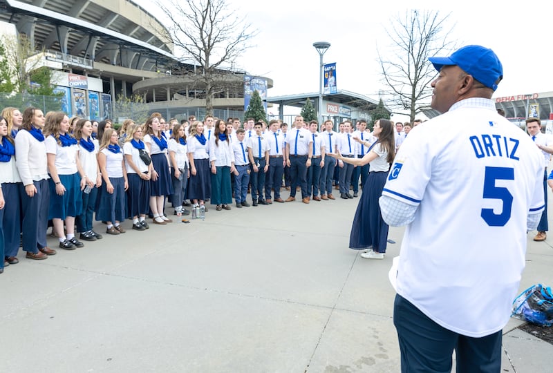 Elder G. Michael Ortiz, soixante-dix d'interrégion, écoute les missionnaires de la mission de Missouri Independence s'échauffer avant le match des Royals de Kansas City à Kansas City, Missouri, le jeudi 9 avril 2026.