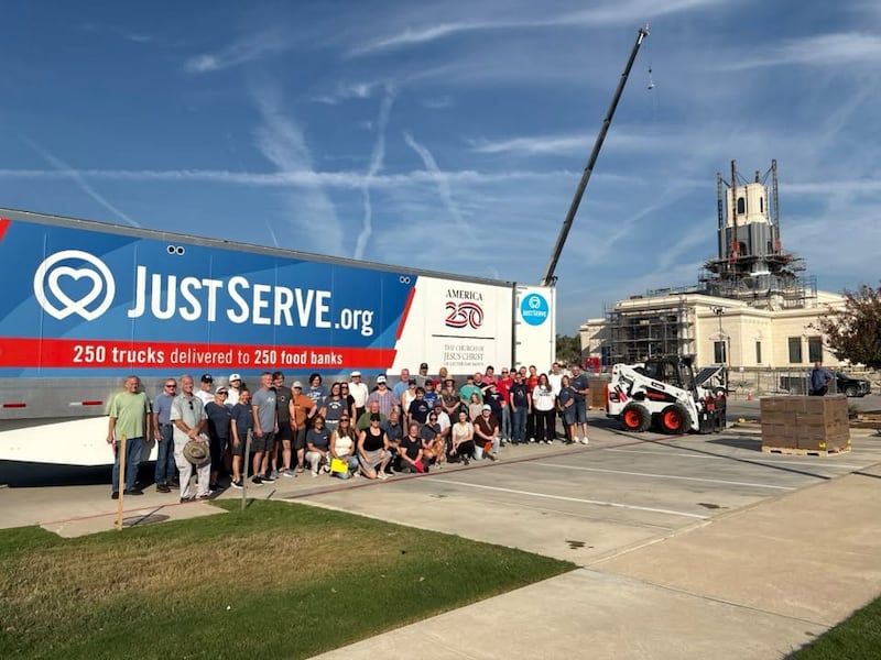 Des bénévoles saints des derniers jours posent pour une photo devant le temple d'Austin (Texas) en construction, tandis qu'ils déchargent 40 000 livres de nourriture donnée par l'Église à destination des banques alimentaires locales à Cedar Park, au Texas, le mercredi 23 septembre 2026.