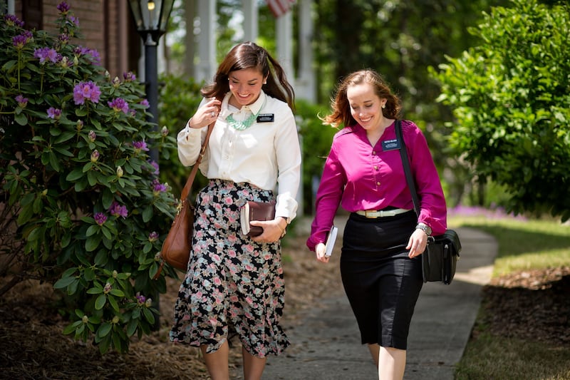 Deux soeurs missionnaires de l'Eglise de Jesus-Christ des Saints des Derniers Jours marchent dans une rue en Georgie.