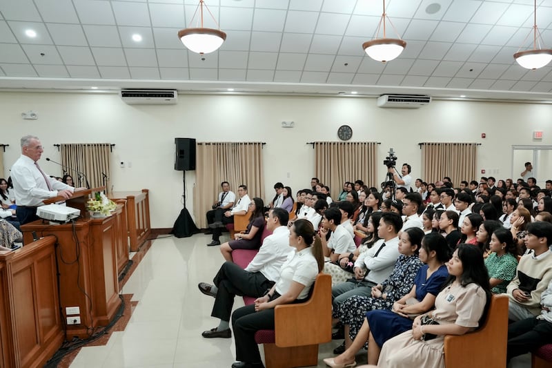 Frère Ulisses Soares, du Collège des douze apôtres, prend la parole lors d'une réunion spirituelle pour jeunes adultes à Cebu (Philippines), le 16 mai 2026.