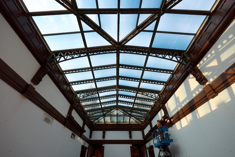 Un grand puits de lumière surplombe le bureau des recommandations du temple de Salt Lake avec une vue sur cette maison du Seigneur historique à Salt Lake City le mardi 23 juin 2026.