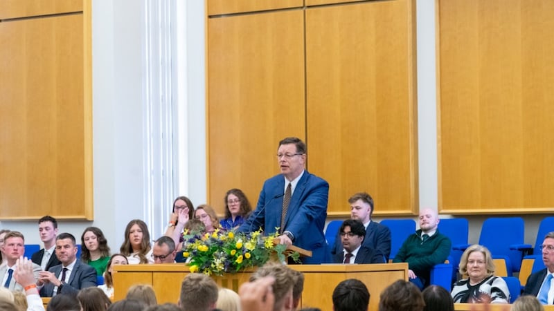 Frère Clark G. Gilbert du Collège des douze apôtres enseigne les jeunes adultes le dimanche 31 mai 2026, lors de la conférence des jeunes adultes Un par un de l'Église de Jésus-Christ des Saints des Derniers Jours qui s'est tenue dans le Lancashire, en Angleterre.