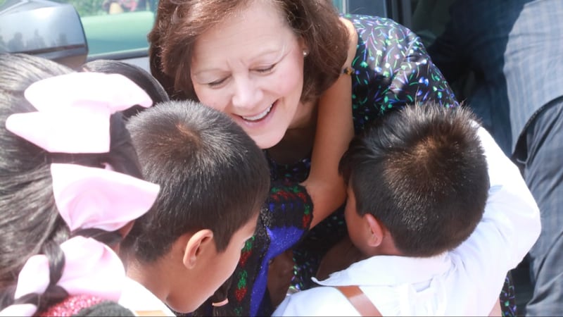 Des enfants serrent dans leurs bras la presidente Susan H. Porter pendant son ministere a Chenalho, Chiapas, Mexique, en mai 2026.