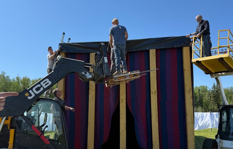Robert Jones et d’autres dirigeants et amis du pieu aident à construire la réplique du tabernacle du pieu d’Eagle River (Alaska) pendant les mois précédant le camp des jeunes du pieu : le camp Hesed, du 9 au 13 juin 2026.