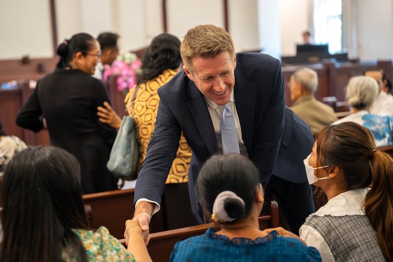 Le président général des Jeunes Gens Timothy L. Farnes salue des jeunes avant une réunion spirituelle au Cambodge lors d'une mission de ministère dans des pays d'Asie en mai 2026.