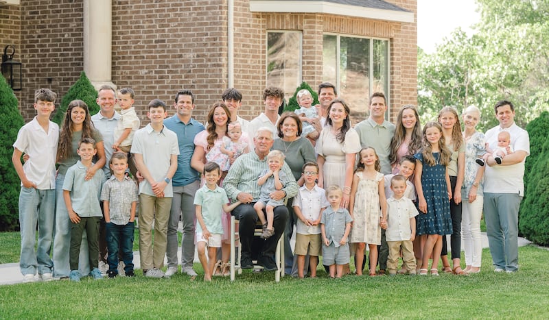 Shawna Edwards, compositrice de « Le Miracle », un nouvel ajout à Cantiques pour le foyer et l’Église, sourit pour une photo avec sa famille élargie à Alpine (Utah), en juin 2025.