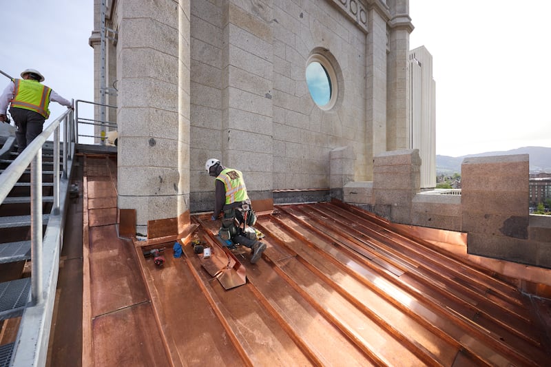 Des équipes installent un nouveau toit en cuivre sur le temple de Salt Lake le mardi 21 avril 2026, à Salt Lake City.