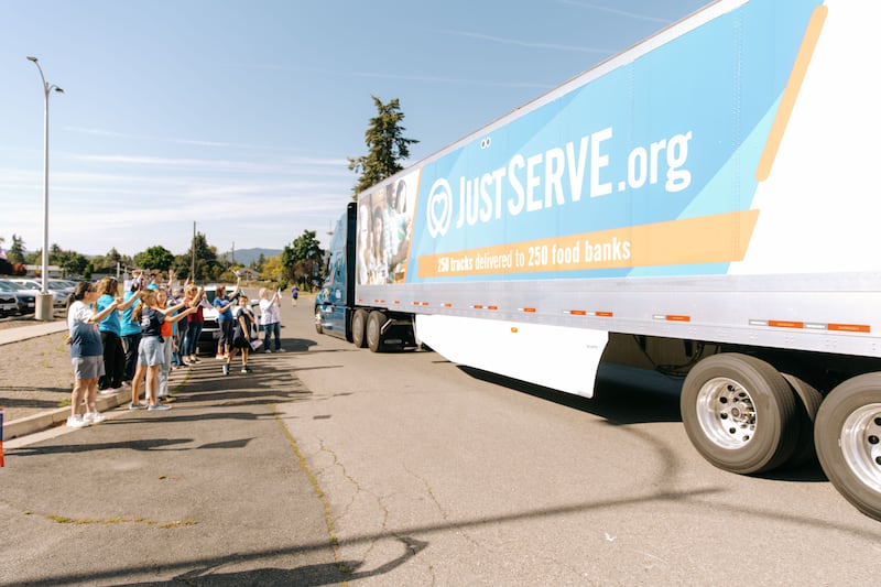 Des bénévoles de JustServe célèbrent la livraison d’un camion de nourriture de l’Église de Jésus-Christ des Saints des Derniers Jours à la banque alimentaire Partners INW à Spokane Valley (Washington), le jeudi 25 juin 2026.