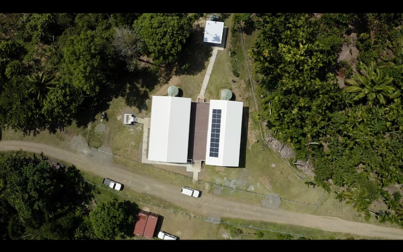 Une église simplifiée en Papouasie-Nouvelle-Guinée, équipée de panneaux solaires et d’une connexion Internet par satellite, permet aux assemblées de se réunir, d’étudier et de participer aux programmes de l’Église dans les régions isolées.