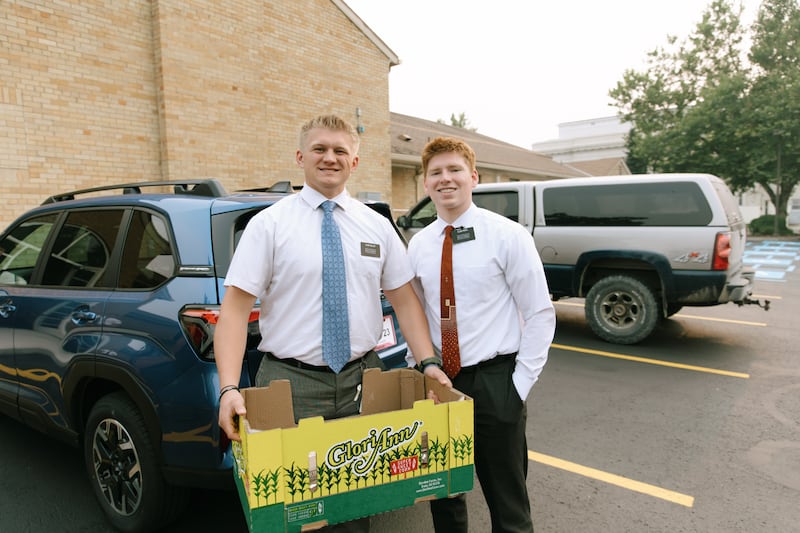 Des missionnaires de la mission de Spokane (Washington) apportent de la nourriture dans la chapelle du pieu pour les personnes touchées par les incendies de forêt à Spokane (Washington), le 2 août 2026.