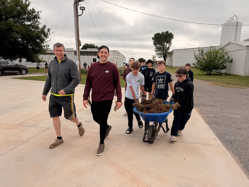 Des jeunes bénévoles effectuent des travaux de jardinage au programme d'équitation thérapeutique Savannah Station à Yukon, en Oklahoma, pour la Journée mondiale du service des jeunes en avril 2026.