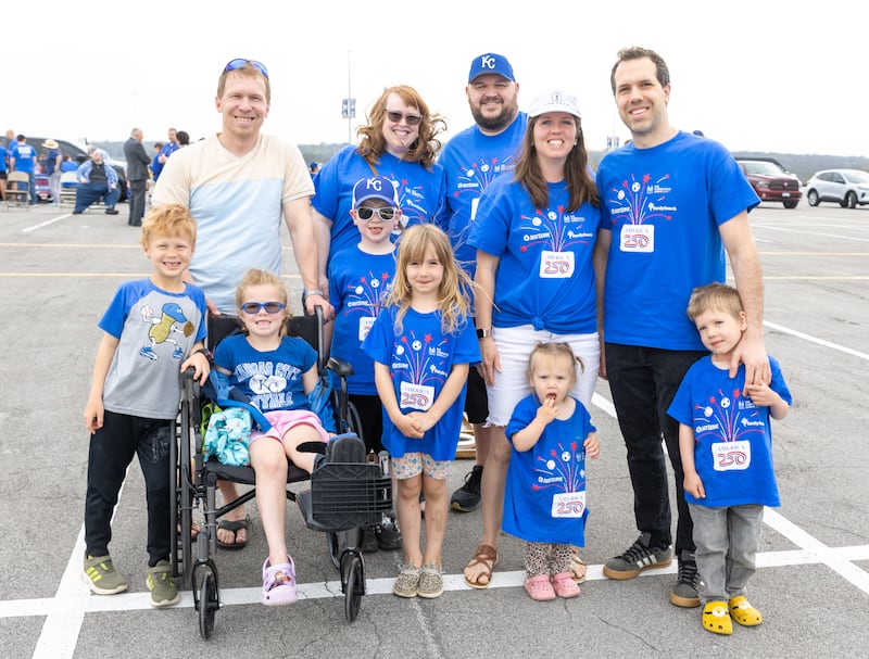Des familles et des amis portant des t-shirts bleus America 250 JustServe assistent à un match des Kansas City Royals à Kansas City, au Missouri, le jeudi 9 avril 2026.