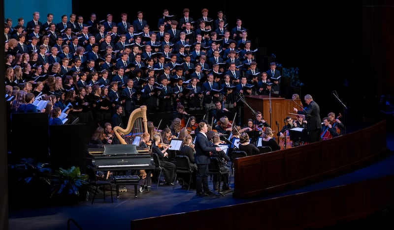 Les chœurs de concert de BYU-Idaho interprètent un chant intitulé « One by One » dont les paroles ont été écrites par frère David A. Bednar, du Collège des douze apôtres, lors d'une réunion spirituelle tenue au BYU–I Center à Rexburg (Idaho), le jeudi 8 octobre 2026.