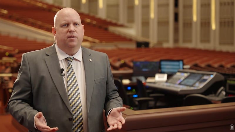 Aaron Kobel, ingénieur du son pour l’Église, figure dans une nouvelle vidéo de l’Église sur le travail en coulisses des techniciens du son et de la lumière avant la conférence générale.