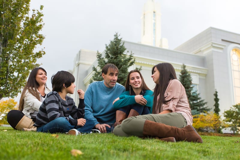 Une famille est assise sur le terrain du temple.