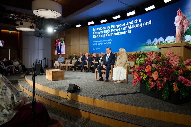 Frère Gary E. Stevenson du Collège des douze apôtres et son épouse, sœur Lesa Stevenson, s'expriment ensemble lors du séminaire 2026 pour les nouveaux présidents de mission au centre de formation des missionnaires de Provo à Provo, dans l'Utah, le vendredi 19 juin 2026.