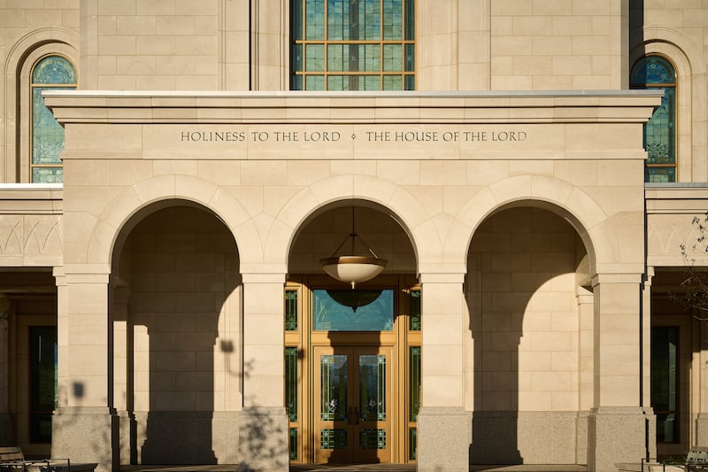 « Sainteté au Seigneur : La maison du Seigneur » est inscrit au-dessus de l'entrée du temple d'Ephraim (Utah).
