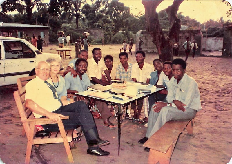 frère R. Bay Hutchings et sœur Jean Hutchings, les deux premiers missionnaires au Zaïre (aujourd'hui la République démocratique du Congo), donnent la première leçon missionnaire chez les Banza, à Kinshasa, en 1986.