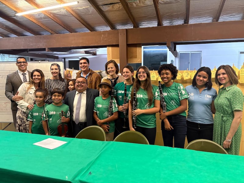La présidente générale de la Primaire, Susan H. Porter, et sœur Andrea Muñoz Spannaus prennent une photo avec des enfants apprenant la musique à l'Instituto Ayrton Senna à Rio de Janeiro, Brésil, vendredi 12 juin 2026.
