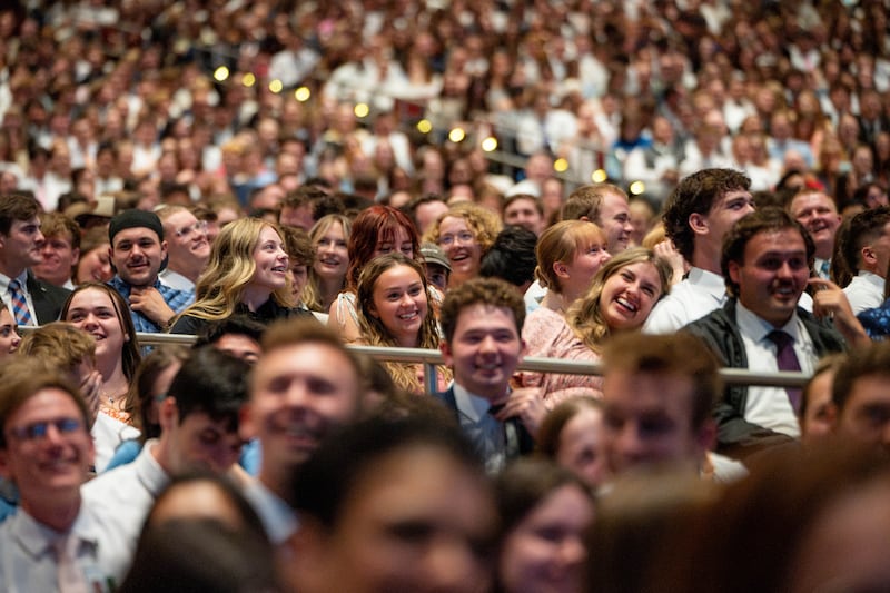 Les étudiants de BYU-Idaho se rassemblent au I-Center sur le campus de Rexburg (Idaho) pour une réunion spirituelle avec frère David A. Bednar, du Collège des douze apôtres, et son épouse, sœur Susan Bednar, le jeudi 8 octobre 2026.