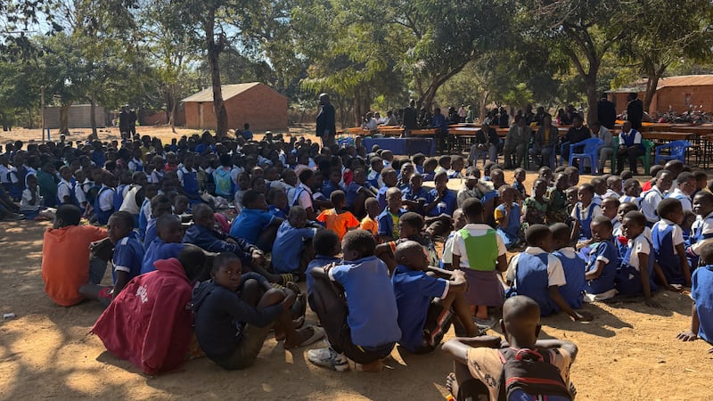 Des élèves assistent à la cérémonie de remise des blocs de salles de classe nouvellement construits à l'école primaire de Magwero, dans le district de Lilongwe, au Malawi, le 19 juin 2026.
