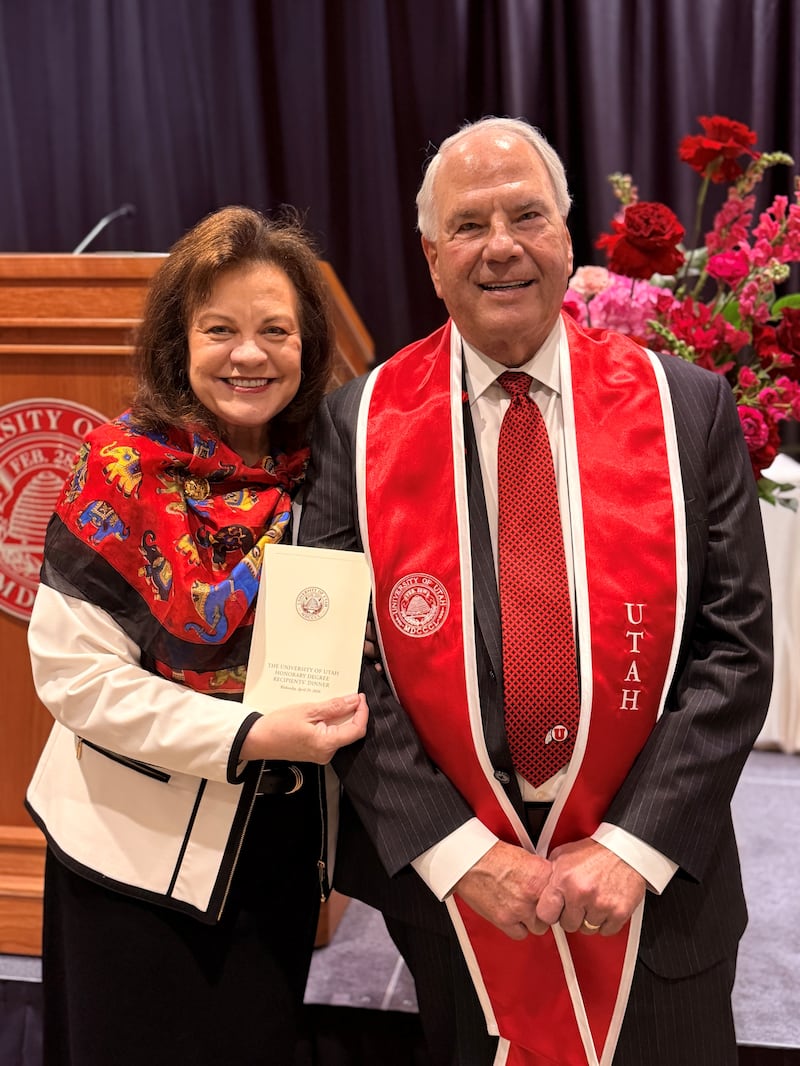 L'ancien Ronald A. Rasband et sœur Melanie Rasband se tiennent ensemble au Jon M. Huntsman Center de l'Université de l'Utah, à Salt Lake City, le mercredi 29 avril 2026.