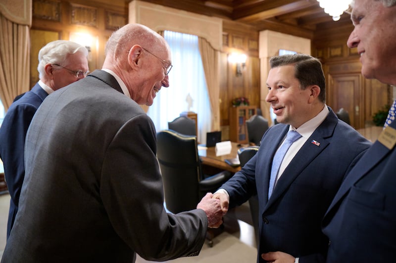 Le president Henry B. Eyring, premier conseiller dans la Premiere Presidence, salue Miloslav Stasek, ambassadeur de la Republique tcheque aux Etats-Unis, lors d'une visite.