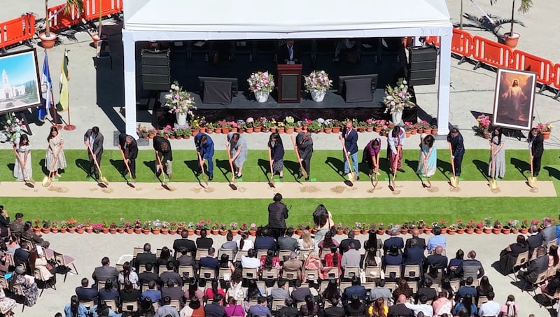 Des dirigeants locaux de l'Eglise et des membres de la communaute donnent la premiere pelletee de terre pour le temple de Huehuetenango, au Guatemala, le samedi 14 mars 2026, a Huehuetenango, au Guatemala.