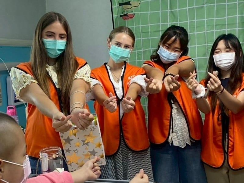 Des jeunes adultes saints des derniers jours font le signe du cœur avec les mains à un jeune patient atteint du cancer dans un hôpital pour enfants à Changhua, Taïwan. Les jeunes adultes se rendent à l’hôpital deux fois par mois pour proposer des cours de musicothérapie et d’art-thérapie.