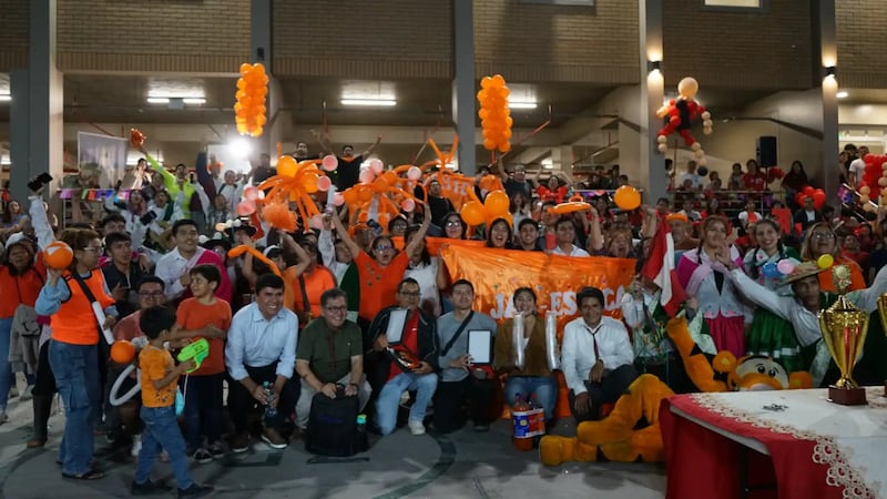Des participants célèbrent lors d'un festival de danse commémorant le 100e anniversaire des instituts de religion à Lima, au Pérou, le 26 septembre 2026.