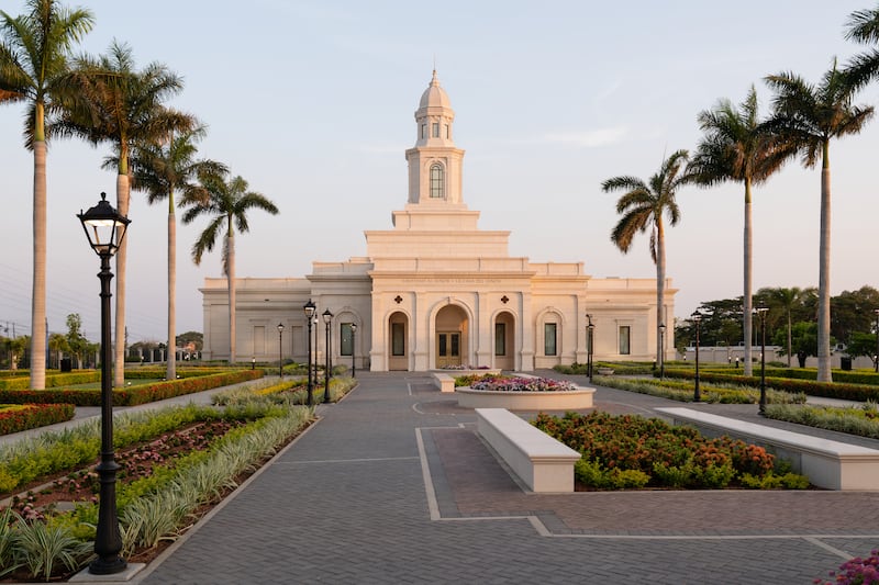 Le temple de Managua (Nicaragua) au lever du soleil.
