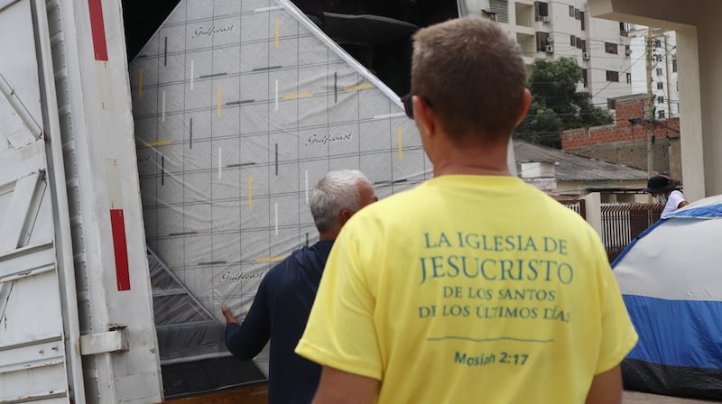 Des bénévoles de l'Église de Jésus-Christ des Saints des Derniers Jours déchargent des matelas dans une église de La Guaira, au Venezuela, le samedi 4 juillet 2026.