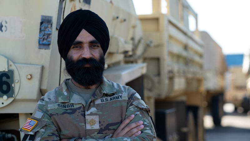 Le lieutenant-colonel de l'armée américaine Simratpal "Simmer" Singh est interviewé pour un épisode de "Voices for Faith".