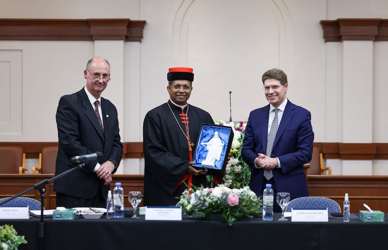Le cardinal George Jacob Koovakad, préfet du dicastère pour le dialogue interreligieux, au centre, tient une statue miniature du Christus aux côtés de frère Alan R. Walker, soixante-dix Autorité générale et président de l'interrégion du Sud de l'Amérique du Sud de l'Église, debout à droite lors d'un événement interreligieux à Buenos Aires, en Argentine, le 10 septembre 2026.