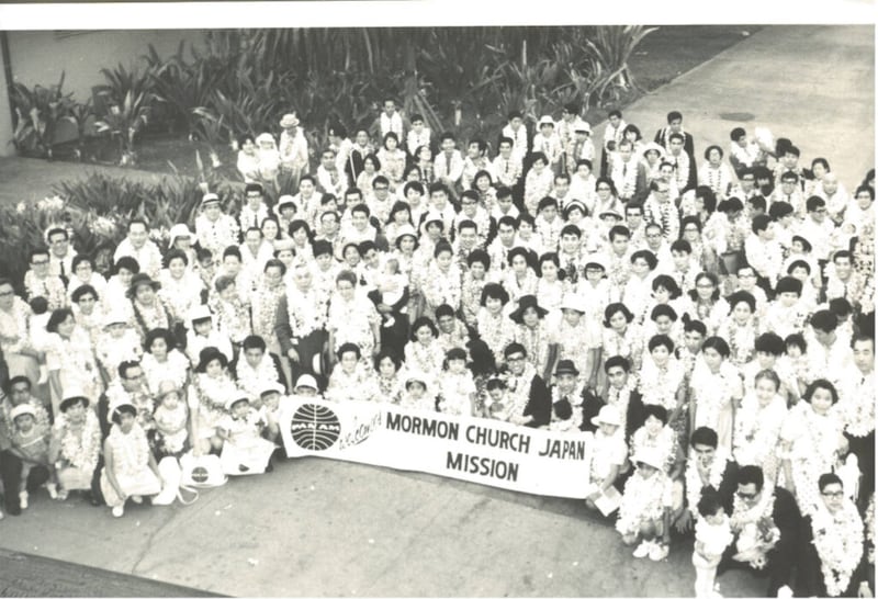 À partir de 1965, les saints des derniers jours japonais ont parcouru des milliers de kilomètres pour adorer au temple de Laie (Hawaï). Ces voyages se sont poursuivis jusqu'à l'ouverture du temple de Tokyo (Japon) en 1980. Photo prise vers 1969.