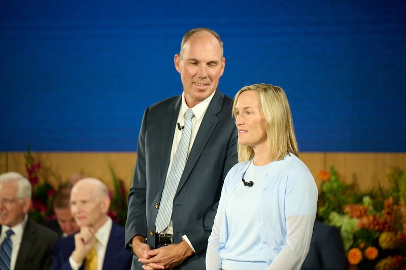 Frère Jonathan S. Schmitt et sœur Alexis Schmitt parlent lors du séminaire pour les nouveaux dirigeants de mission de 2026 au centre de formation des missionnaires de Provo à Provo, Utah, le jeudi 18 juin 2026.