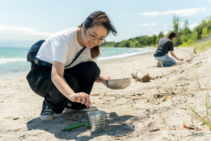 Un bénévole de JustServe participe à un effort de ramassage de déchets sur les rives du lac Ontario, près d'Oshawa, en Ontario, le jeudi 21 août 2025.