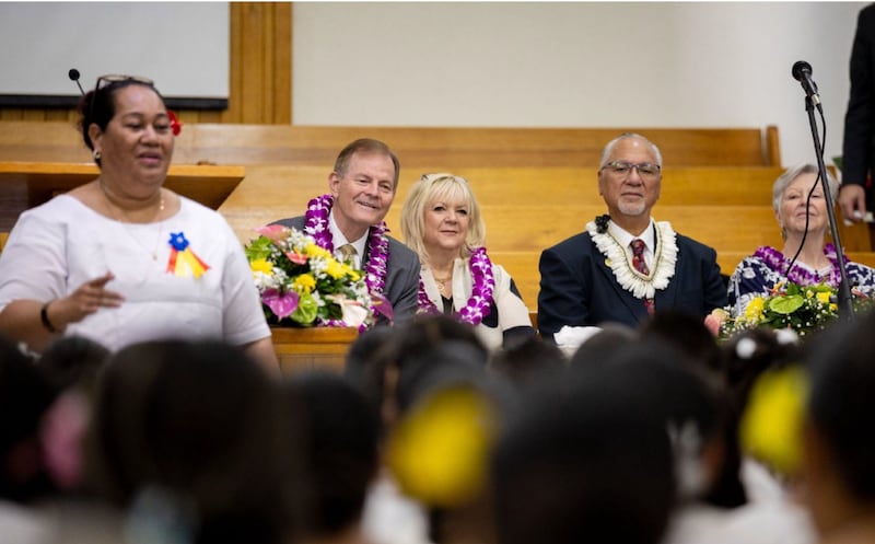 Elder Gary E. Stevenson, du Collège des douze apôtres, et sœur Lesa Stevenson participent à une conférence de pieu spéciale à Pago Pago, aux Samoa américaines, le 24 mai 2026. Également sur l'estrade se trouvent Pula Nikolao Pula, gouverneur des Samoa américaines, et Lois Pula, la première dame des Samoa américaines.