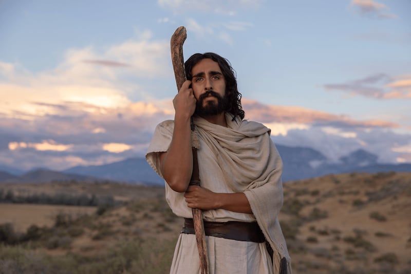 Représentation de Jésus-Christ debout dans un champ, s'appuyant sur un bâton de berger ; image de la campagne de Pâques 2026 de l'Église.