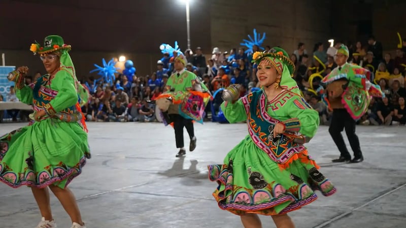 Une danse présente un aspect de la culture péruvienne lors d'un festival organisé pour célébrer le 100e anniversaire des instituts de religion à Lima, au Pérou, le 26 septembre 2026.