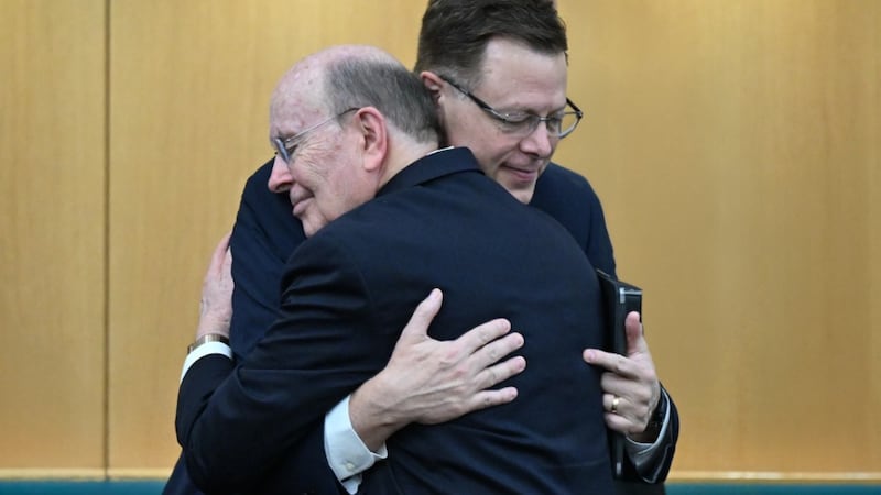 Elder Quentin L. Cook et Elder Clark G. Gilbert du Collège des douze apôtres s'étreignent lors d'une diffusion historique depuis la chapelle de Hyde Park à Londres, le dimanche 24 mai 2026.