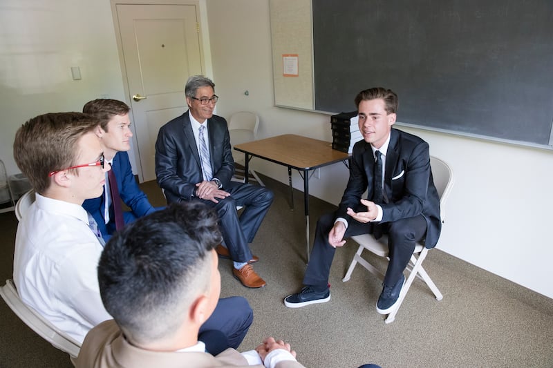 Des jeunes gens discutent lors d'une réunion de collège le jour du sabbat.