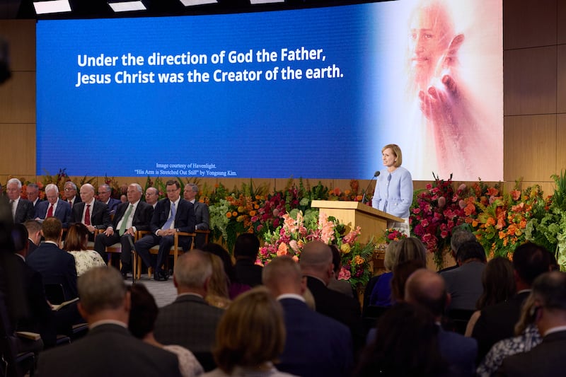 Sœur Amy A. Wright, première conseillère dans la présidence générale de la Primaire et membre du Conseil exécutif missionnaire de l'Église, prend la parole lors du séminaire 2026 pour les nouveaux dirigeants de mission le vendredi 19 juin 2026, au centre de formation des missionnaires de Provo à Provo, dans l'Utah.