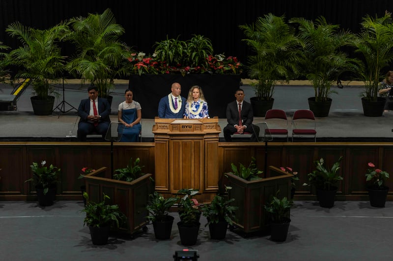 Le président de BYU–Hawaï, John S.K. Kauwe III, et son épouse, sœur Monica Kauwe, s'expriment lors de la réunion spirituelle d'ouverture du semestre d'automne tenue au Cannon Activities Center à Laie (Hawaï), le 8 septembre 2026.