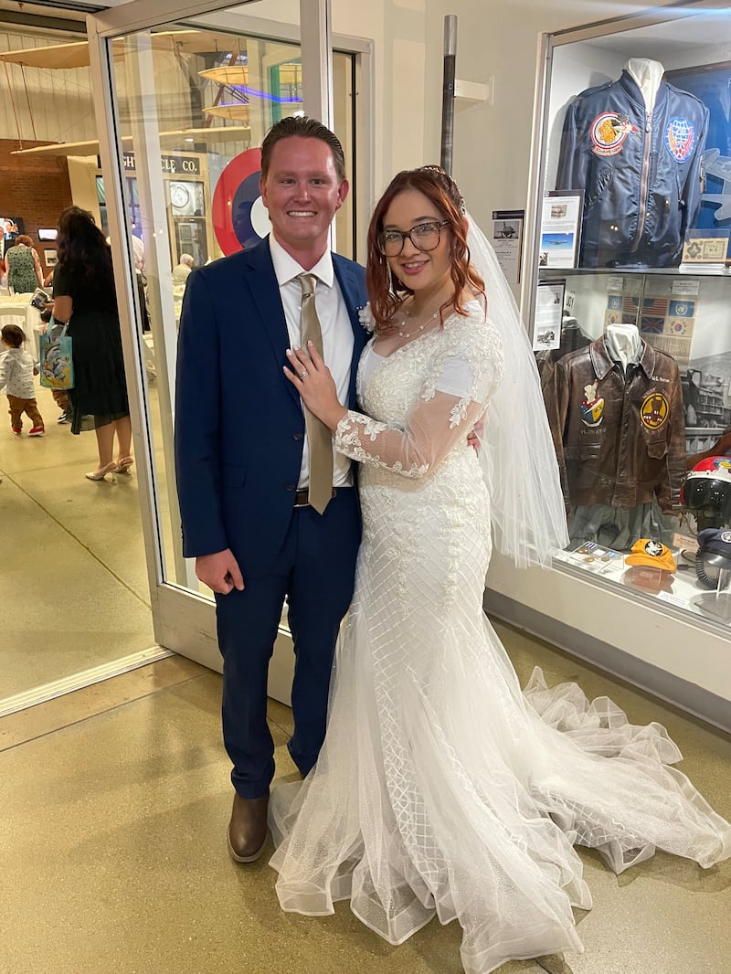 Tryston et Stephanie O'Toole posent pour une photo lors de leur réception de mariage après leur mariage au temple de Redlands, en Californie, le 12 octobre 2024.