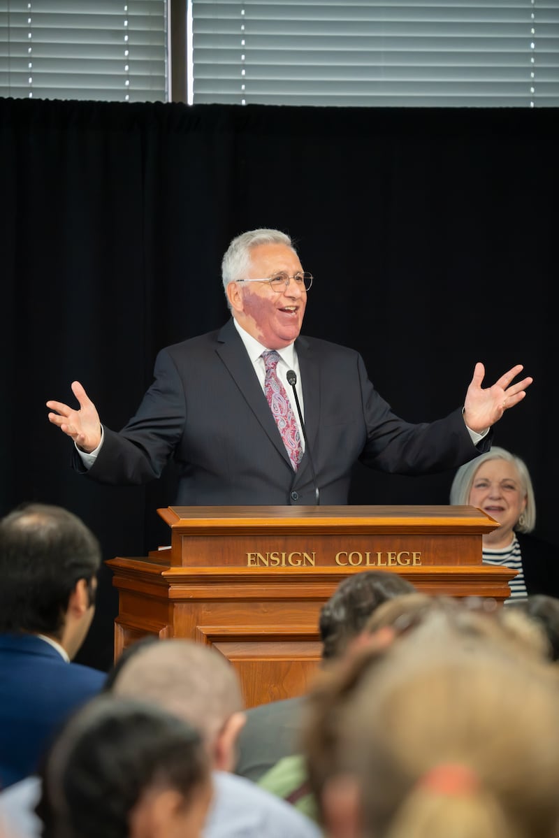 Frère Rubén V. Alliaud prend la parole à Ensign College à Salt Lake City le mardi 15 septembre 2026.