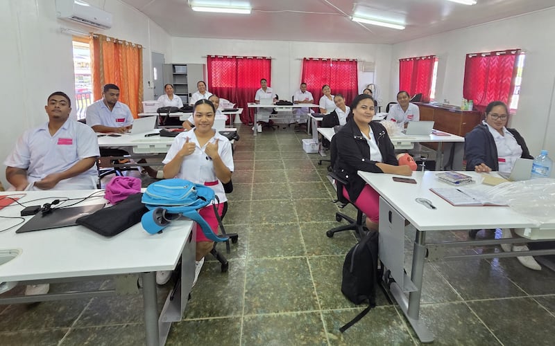 Les 14 étudiants de la première promotion du programme de baccalauréat en santé bucco-dentaire sourient dans la salle de classe dentaire de l'hôpital Viola à Nukuʻalofa, aux Tonga, en mars 2026.