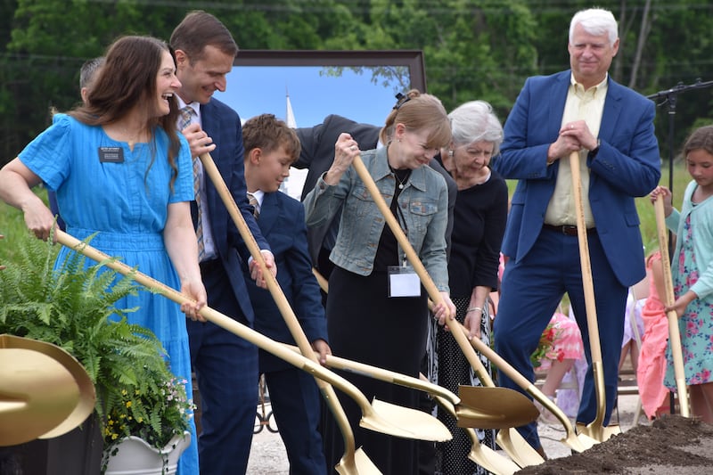 Des saints des derniers jours et des membres de la communauté participent à la pelletée de terre lors de la cérémonie d'inauguration du temple de Springfield, au Missouri.