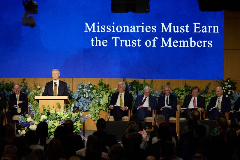 Frère David A. Bednar prend la parole lors du séminaire 2025 pour les nouveaux dirigeants de mission.